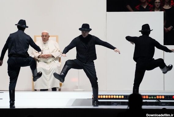 پاپ فرانسیس در دیدار با جوانان در سالن ورزشی لازلو پاپ بوداپست، در بوداپست، مجارستان، شنبه، 29 آوریل 2023، به رقصندگان نگاه می کند. - اسپوتنیک ایران