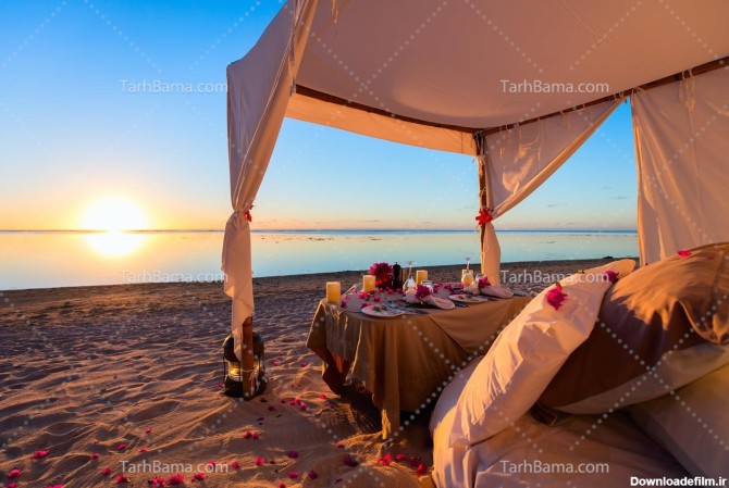 تصویر با کیفیت تخت و میز صبحانه کنار ساحل
