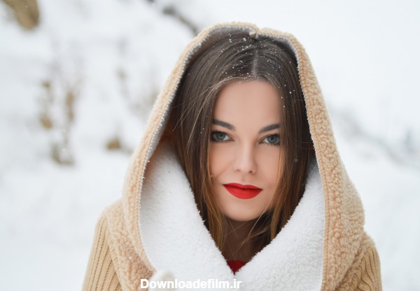 عکس دختر زیبا با آرایش منظره برف های زمستانی