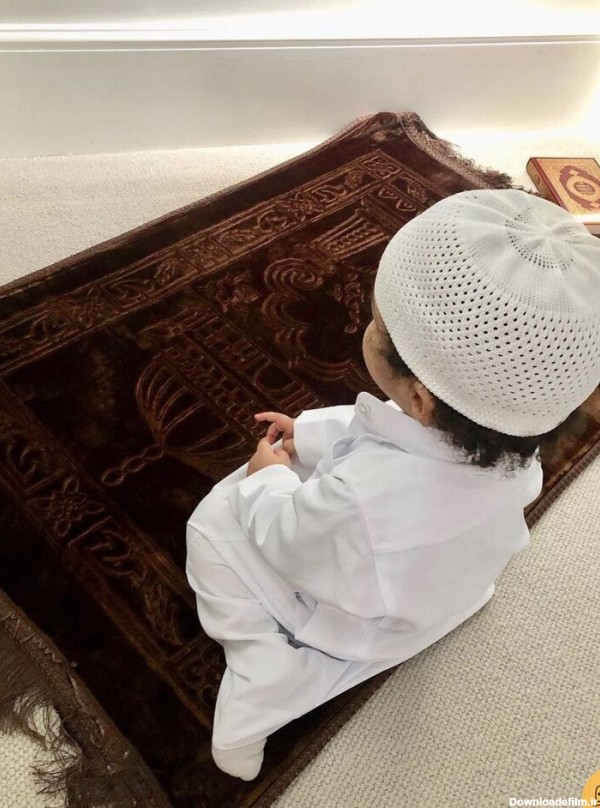 فرارو | (عکس) فرزند کریم بنزما در حال نماز خواندن