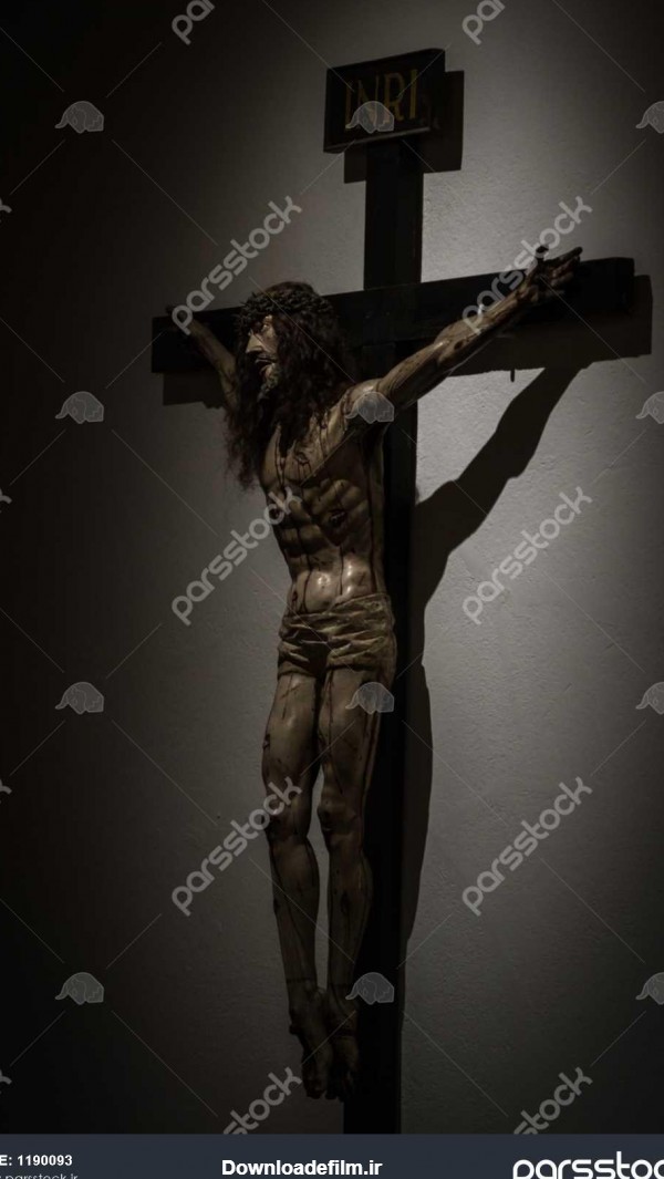بستن با نور بسیار زیادی در مجسمه عیسی مسیح بر روی صلیب 1190093