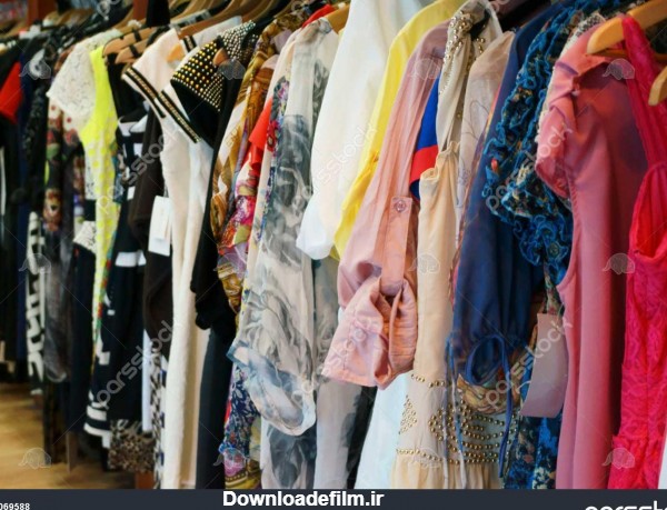 لباس زنان رنگی در چوب لباسی را در یک مغازه خرده فروشی 1069588