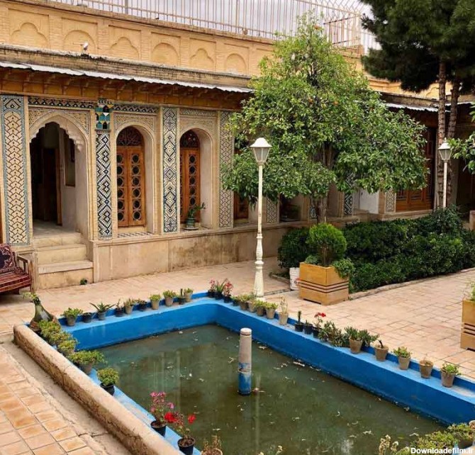 حوض حیاط خانه فروغ الملک شیراز مقابل ورودی عمارت