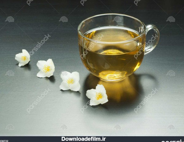 فنجان چای گل یاس با گل یاس در میز چوبی سیاه و سفید 1030722