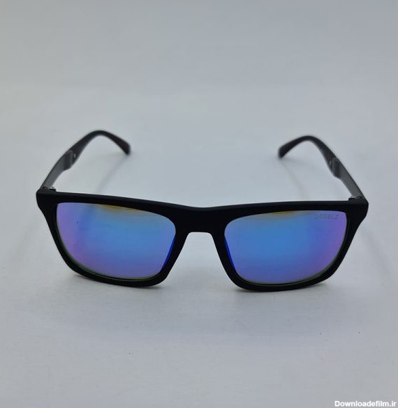 عکس از عینک آفتابی آینه ای آبی، با فریم مشکی مات و دسته چوبی مدل 98018