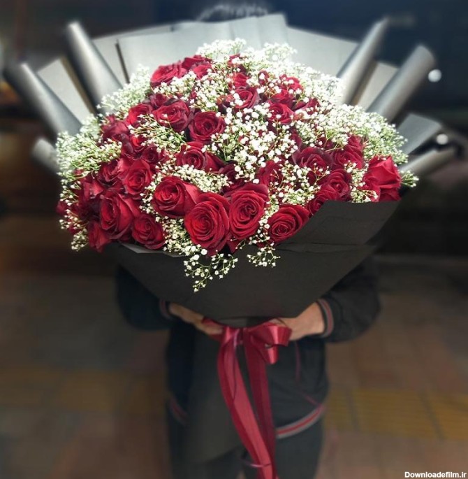دسته گل رز قرمز و عروس | گل طبیعی | تحویل فوری گل | گلفروشی سرای گل