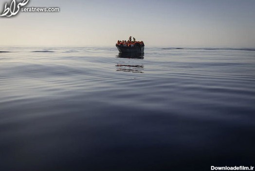 عکس / نجات قایق حامل ۲۶ پناهجوی سرگردان در دریای مدیترانه