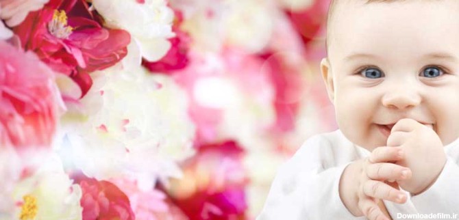 دانلود تصویر با کیفیت نوزاد در پس زمینه گل های رنگی