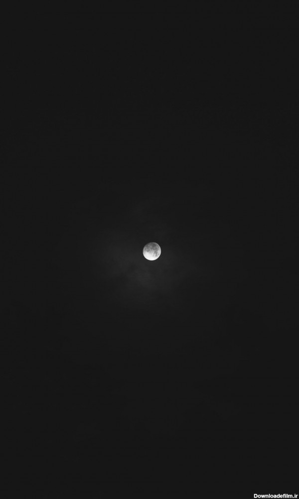 عکس زمینه ماه پوشش داده شده با ابرهای سیاه پس زمینه | والپیپر گرام