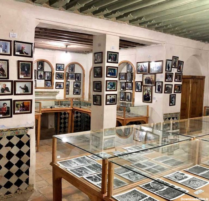 نمایی از داخل موزه عکس و آثار هنر معاصر فارس در خانه فروغ الملک شیراز