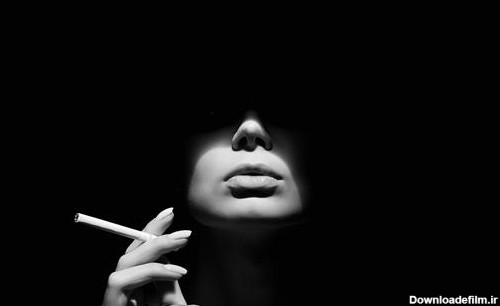 زن زیبا با یک سیگار در تاریکی پرتره سیاه و سفید 1600907