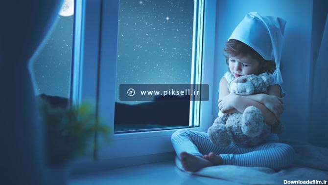 دانلود فایل با کیفیت تصویر خرس در بغل دختر کوچولو کنار پنجره