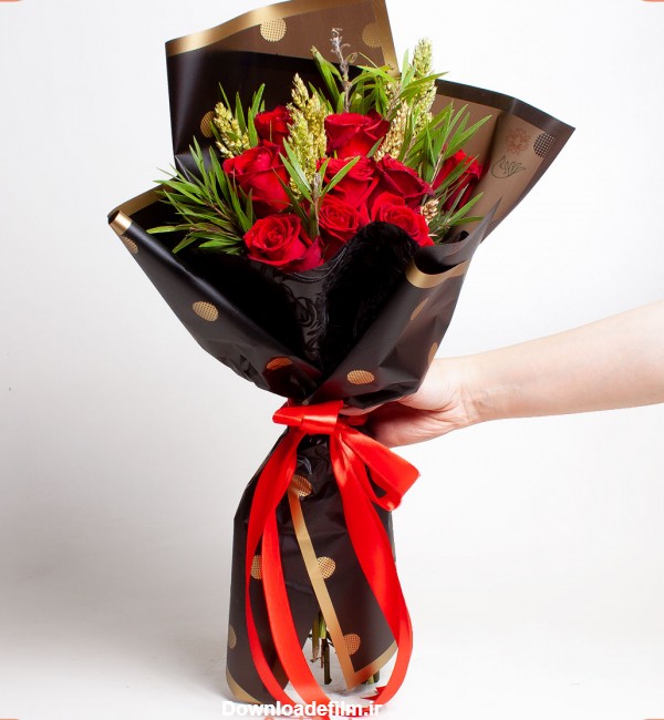 دسته گل رز با روبان قرمز با کاغذ ضد آب مشکی| گُل‌سِتان