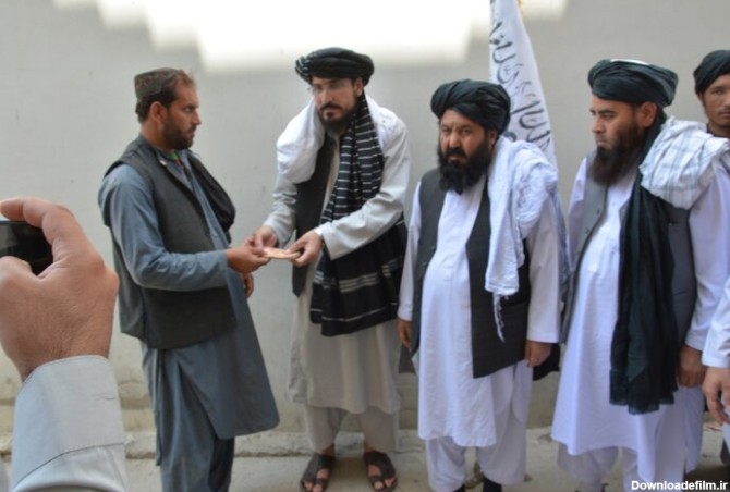 طالبان در حال توزیع دلار بین مردم افغانستان/عکس - خبرآنلاین