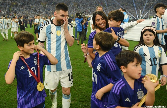 عکس/ مسی، همسر و پسرانش در خوشحالی فینال جام جهانی | اقتصاد24