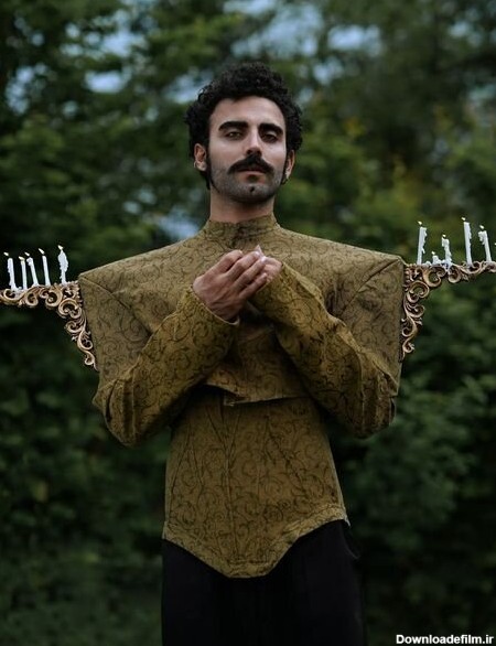 محمد صادقی در باغ اسرارآمیز| عکس عجیب محمد صادقی با تاپ و دامن جنجالی شد
