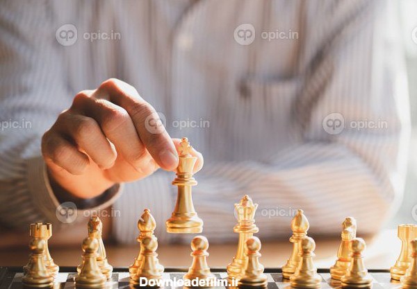 دانلود عکس تاجر با دست متحرک شاه شطرنج طلا و مات | اوپیک