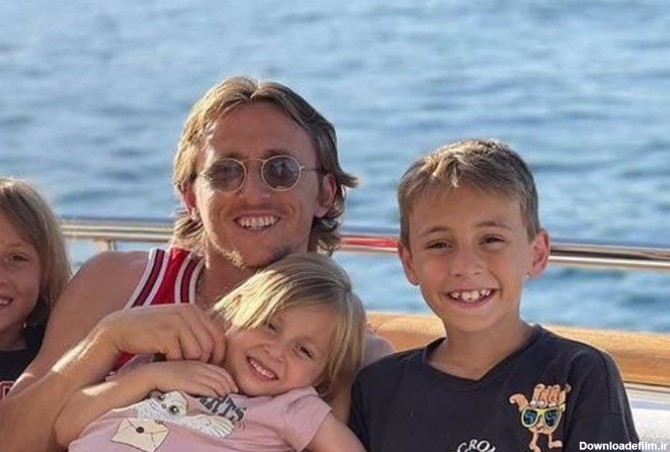 تصویری بامزه از لوکا مودریچ در کنار فرزندانش در قایق تفریحی | فوتبالی