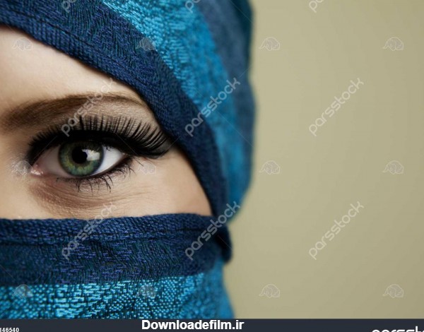 زن جوان عرب در حجاب با چشم های آبی 1146540
