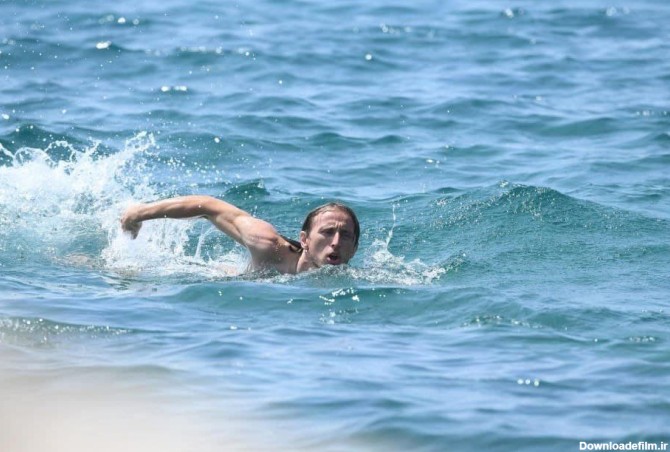 عکس؛ شنا کردن مودریچ در تعطیلات تابستانی | فوتبالی