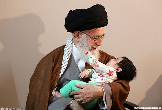 عکس: نوزاد خانواده‌ی سردار شهید حسین همدانی در آغوش رهبر
