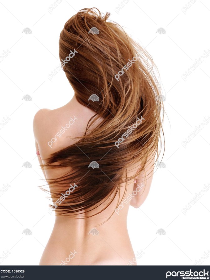 نمای عقب دختر جوان با موهای بلند صاف به شکل موج زیبایی - روی سفید ...