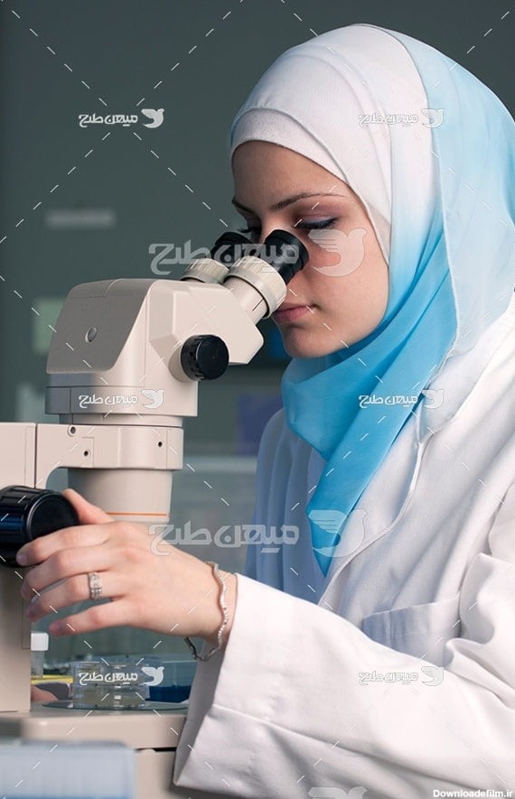 عکس تبلیغاتی پزشک خانم با حجاب و میکروسکوپ