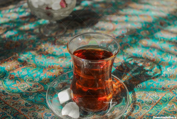 عکس با کیفیت قندان در کنار لیوان کمر باریک چای - نمایشگاه هنر ایران