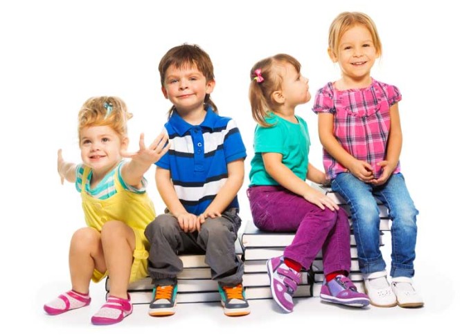 دانلود تصویر باکیفیت چهار کودک خوشحال و باهوش