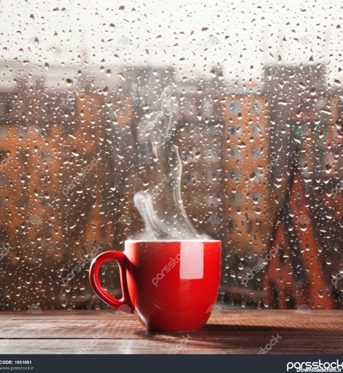بخار فنجان قهوه در یک پنجره پس زمینه روز بارانی 1051081