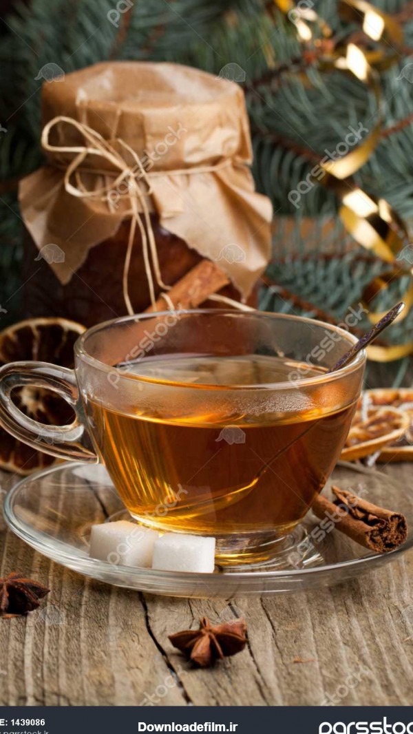 چای زمستانه با دارچین چوب و آنیس بر روی میز قدیمی چوبی 1439086
