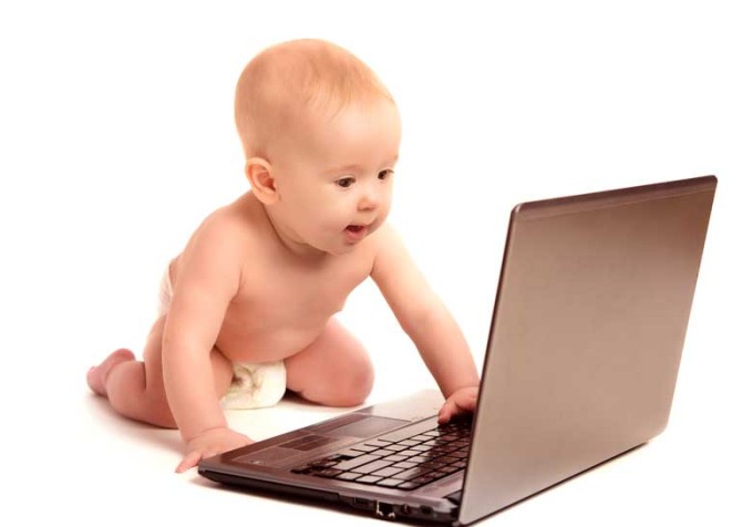 دانلود تصویر باکیفیت نوزاد در حال بازی با لپ تاپ