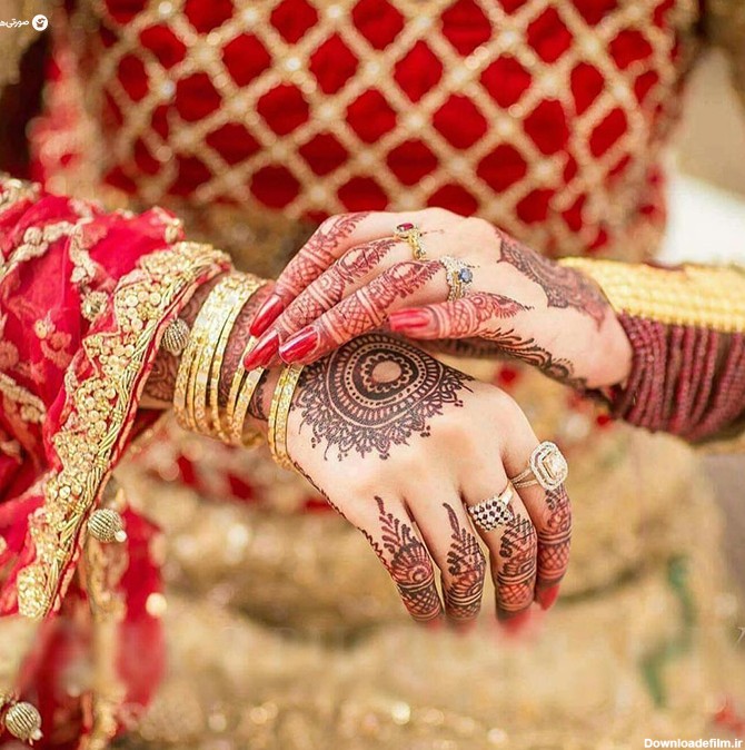 طراحی‌های حنا بر روی دست عروس