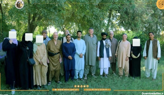فرارو | (عکس) طالبان چهره زنان گردشگر خارجی را پوشاند!