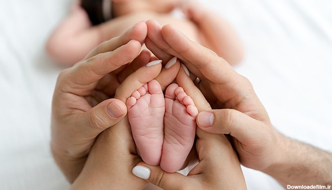 تصویر پای نوزاد با دستان پدر و مادر | فری پیک ایرانی | پیک فری ...