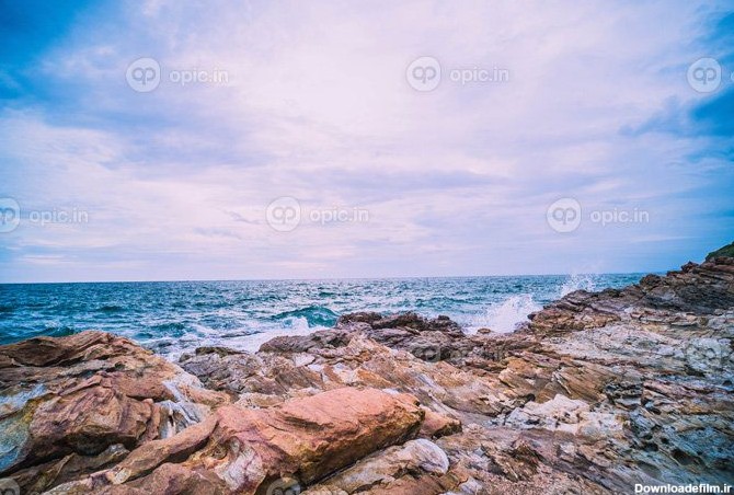 دانلود عکس اقیانوس دریا با موج صاف و منظره صخره ای با آسمان آبی ...