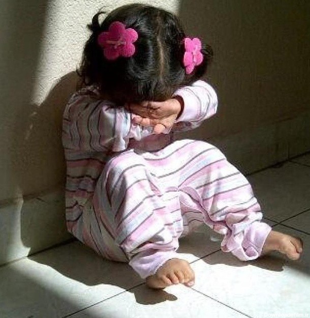 عکس دختر بچه تنها و غمگین