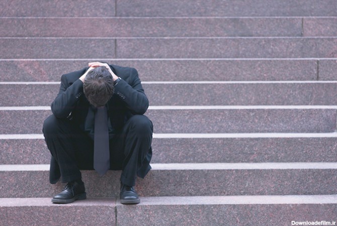 عکس مرد ناراحت و غمگین روی پله - مسترگراف