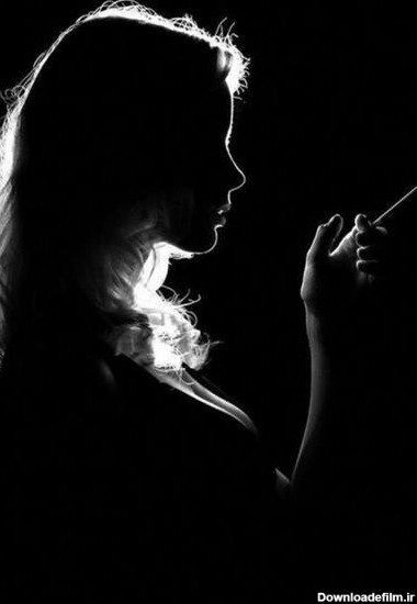 دختر لاکچری در حال سیگار کشیدن 1607122