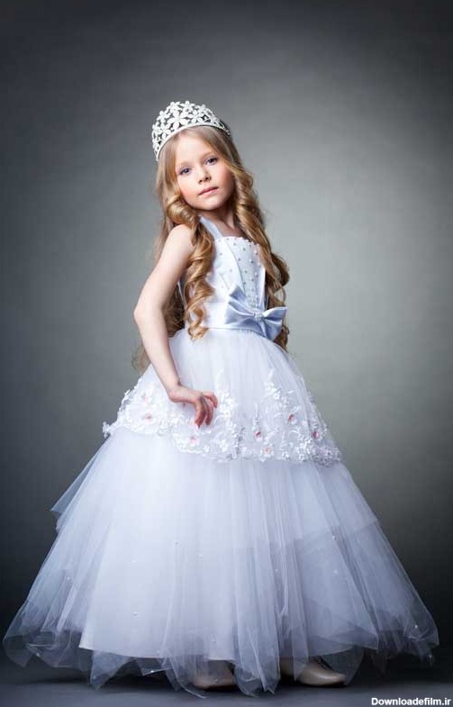 دانلود تصویر با کیفیت ژست دختر بچه با لباس عروس زیبا
