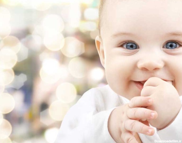 دانلود تصویر با کیفیت نوزاد خندان و چشم آبی