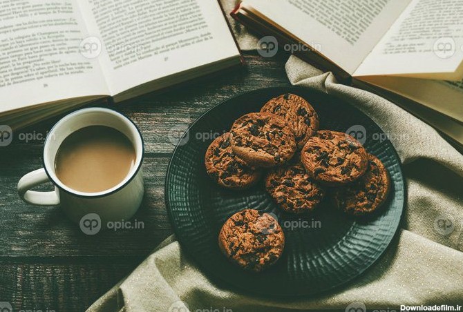 دانلود عکس نمای بالای کتاب با فنجان قهوه و کوکی های شکلاتی | اوپیک