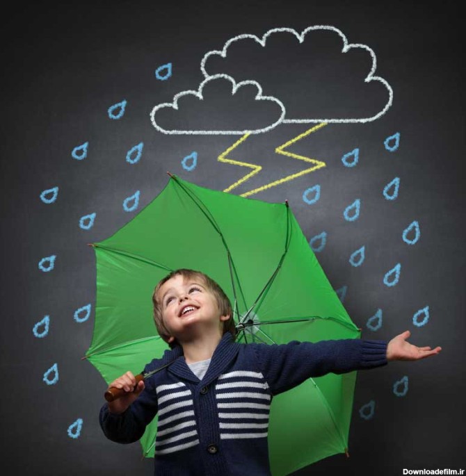 دانلود تصویر با کیفیت پسر چتر به دست در کنار دیوار نقاشی شده | تیک ...