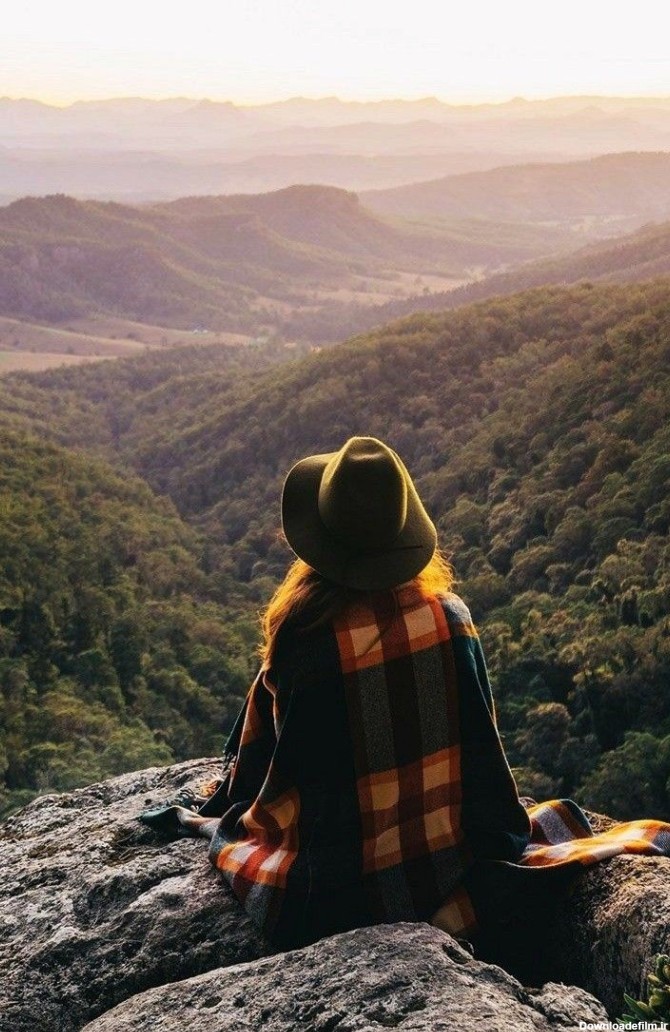 عکس پروفایل دختر از پشت سر در طبیعت سرسبز کوهستانی