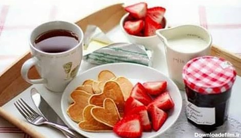 تزیین پنکیک برای کودکان با موز و شکلات و میوه و عسل خرسی
