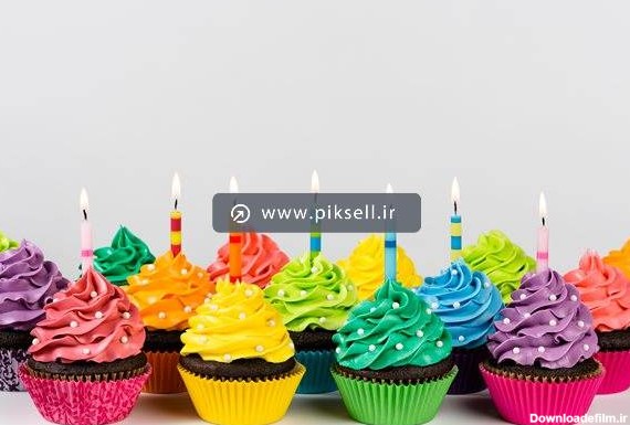 عکس با کیفیت از کاپ کیک های بستنی خوشمزه و شمع های تولد رنگی