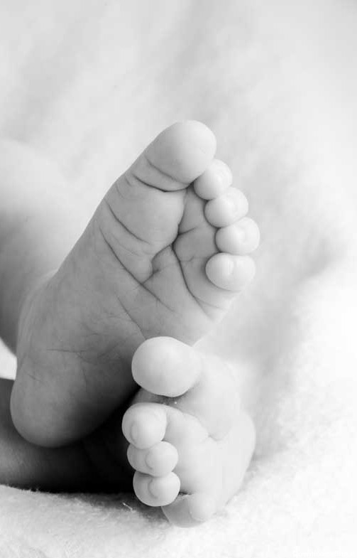 دانلود تصویر باکیفیت سیاه و سفید پای نوزاد