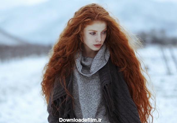 تصویر دختر مو قرمز خوشگل تنها در فصل زمستان
