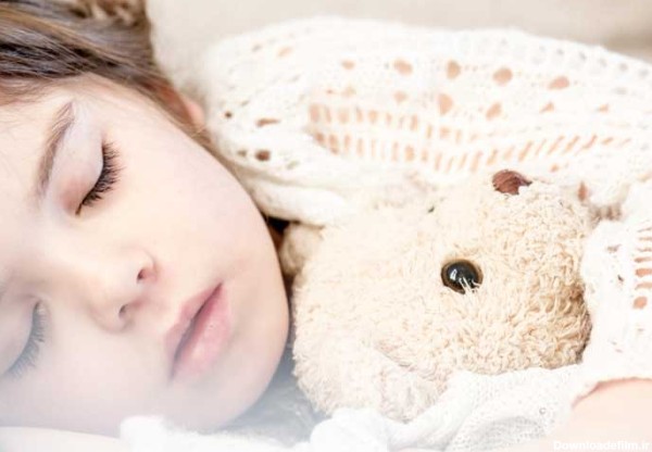دانلود عکس دختر بچه خوابیده با عروسک