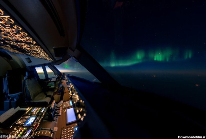 آسمان شب از داخل کابین خلبان (عکس)